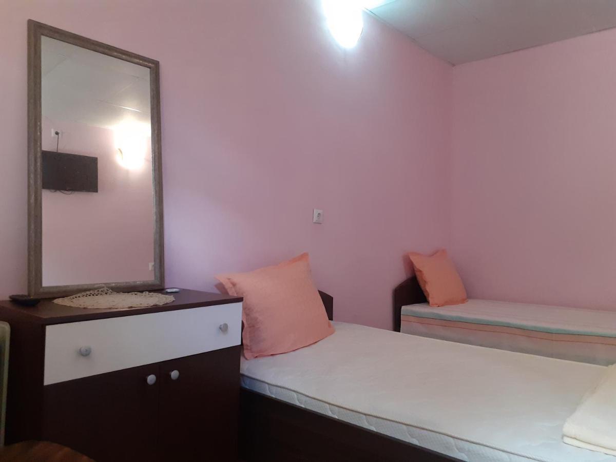 Guest House Edelvais Dve Mogili Ngoại thất bức ảnh