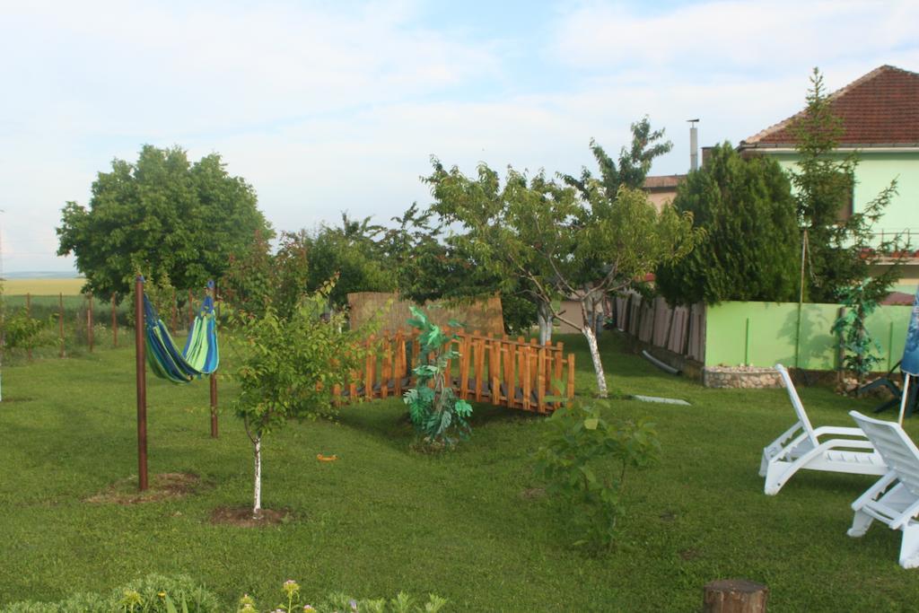 Guest House Edelvais Dve Mogili Ngoại thất bức ảnh