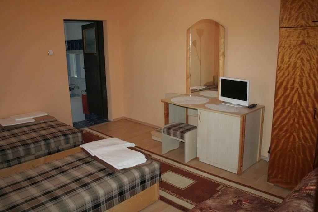 Guest House Edelvais Dve Mogili Ngoại thất bức ảnh