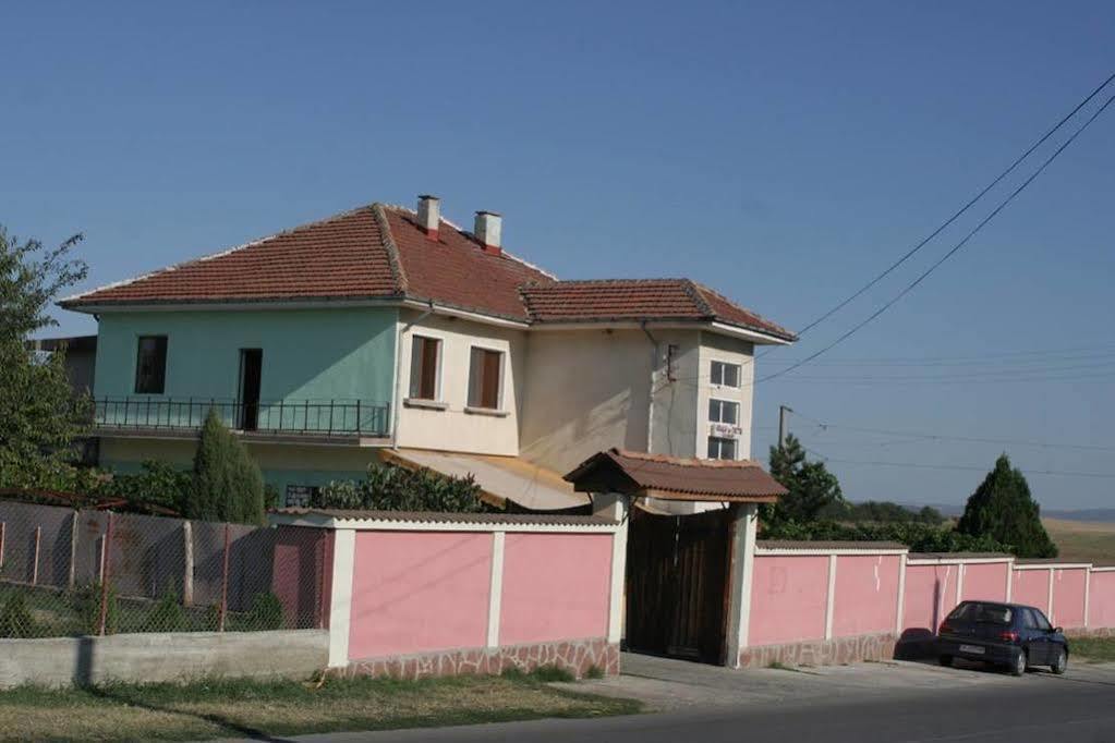 Guest House Edelvais Dve Mogili Ngoại thất bức ảnh